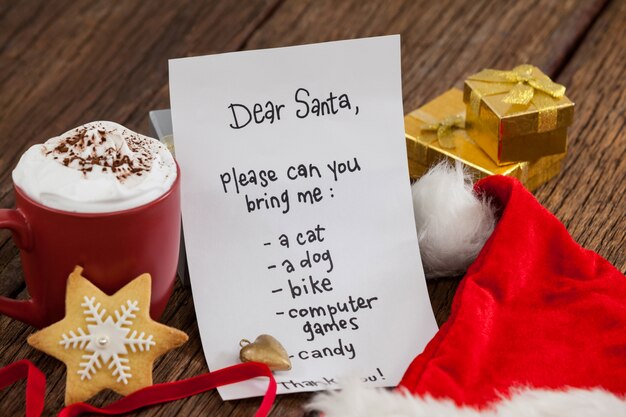 Brief an Santa mit einem Sankt-Hut