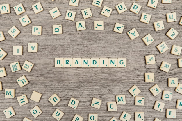 Briefe bilden das Wort Branding