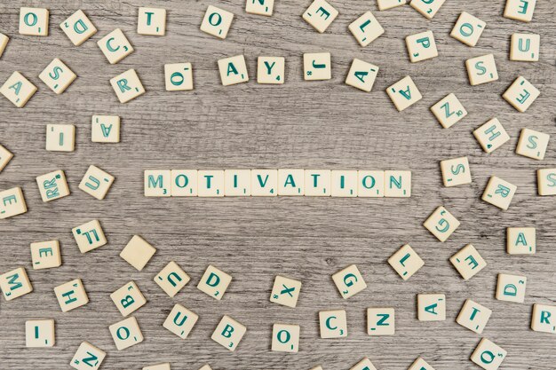 Briefe bilden das Wort Motivation