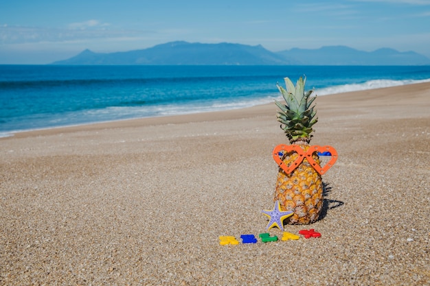 Briefe und Ananas am Strand