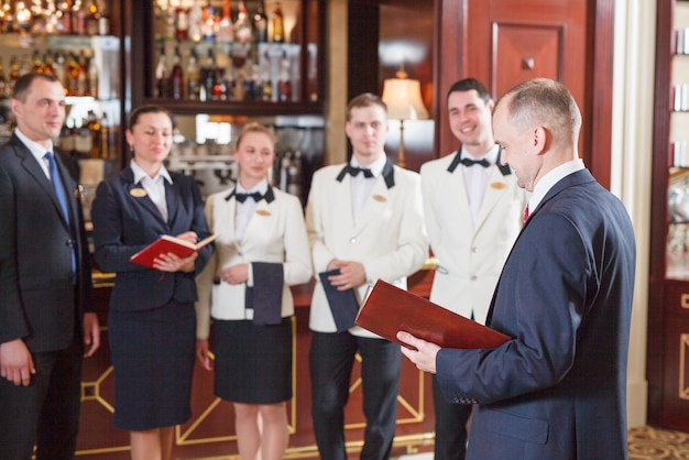 Briefing-personal in hotel und restaurant.