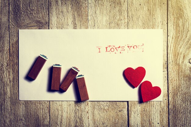 Briefmarken auf einem Papier mit Herzen mit dem Satz &quot;Ich liebe dich&quot;
