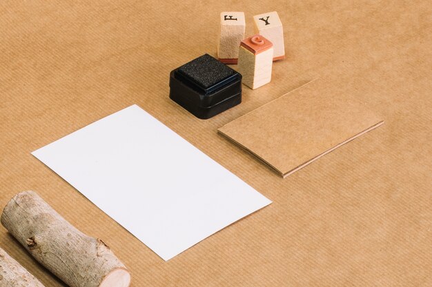 Briefmarken und Holz in der Nähe von Papier