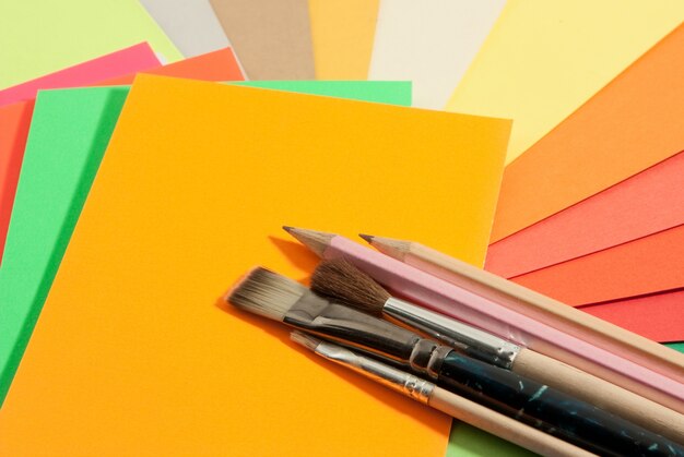 Briefpapier auf farbigen Papieren