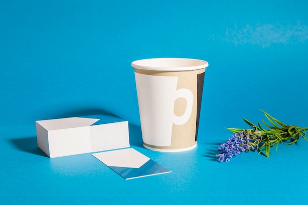 Briefpapier mockup mit Karten, Tasse und Blume