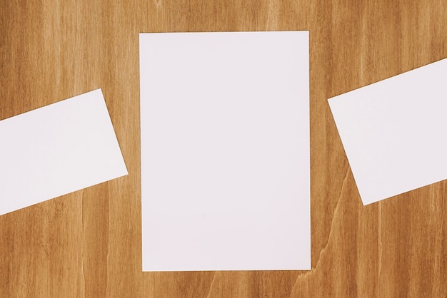Kostenloses Foto briefpapier-set mit drei papieren