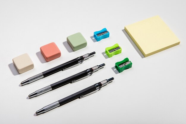 Briefpapierkonzept mit klebrigen Anmerkungen und Schreibenszubehör