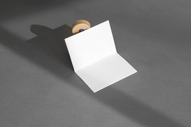 Briefpapierkonzept mit Schatten