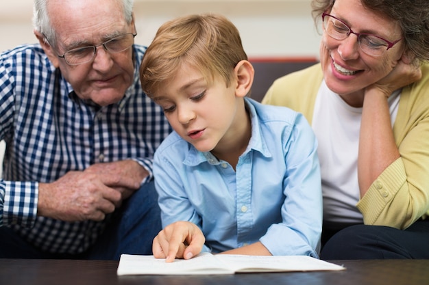 Brille berühren generation lässig senior