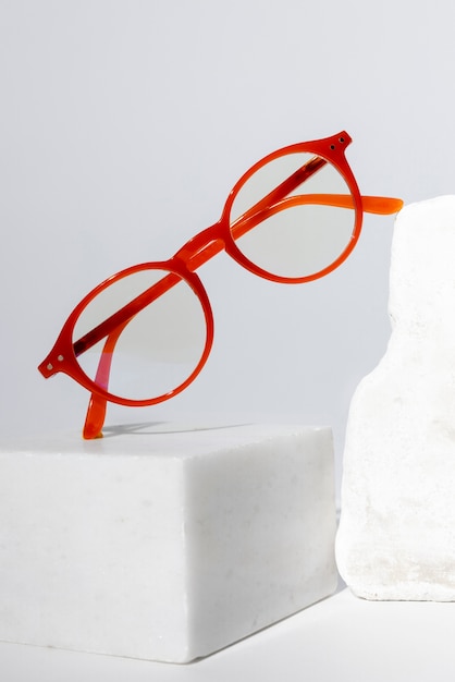 Kostenloses Foto brille mit abgerundeten rahmen stillleben