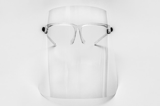 Brille mit abnehmbarem Gesichtsschutz auf Grau
