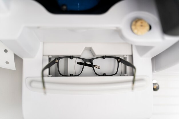 Brille mit schwarzer Rahmenanordnung