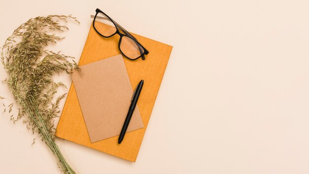 Kostenloses Foto brille und stift über buch