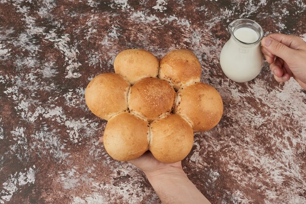 Brötchen auf dem Marmor mit Milch.