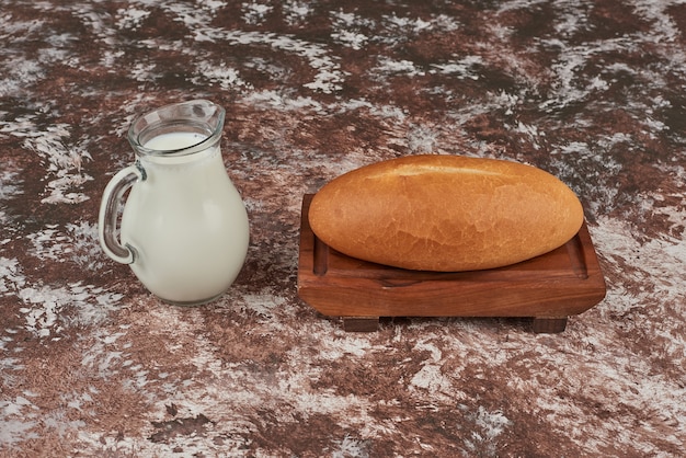 Brötchen auf dem Marmor mit Milch.