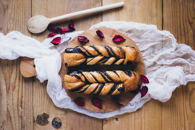 Brötchen auf Holzbrett