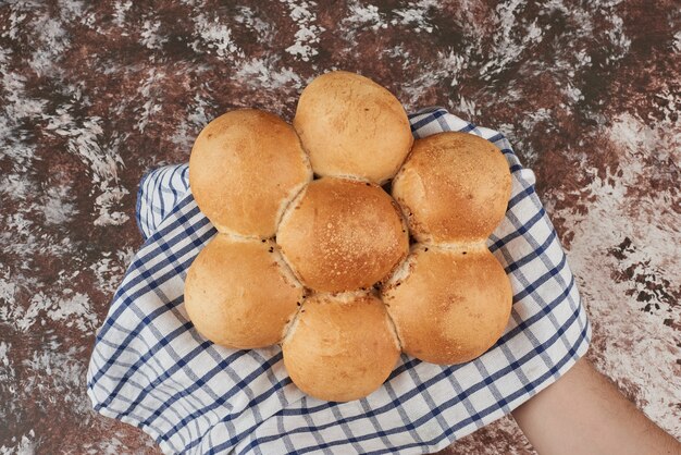 Brötchen auf Marmor auf kariertem Handtuch.