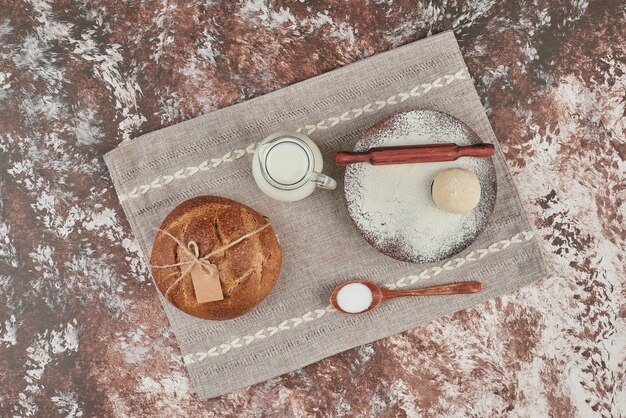 Brötchen auf Marmor mit Zutaten.