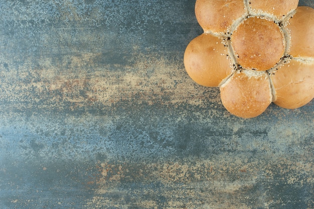 Kostenloses Foto brötchen frisches weißbrot auf marmorhintergrund