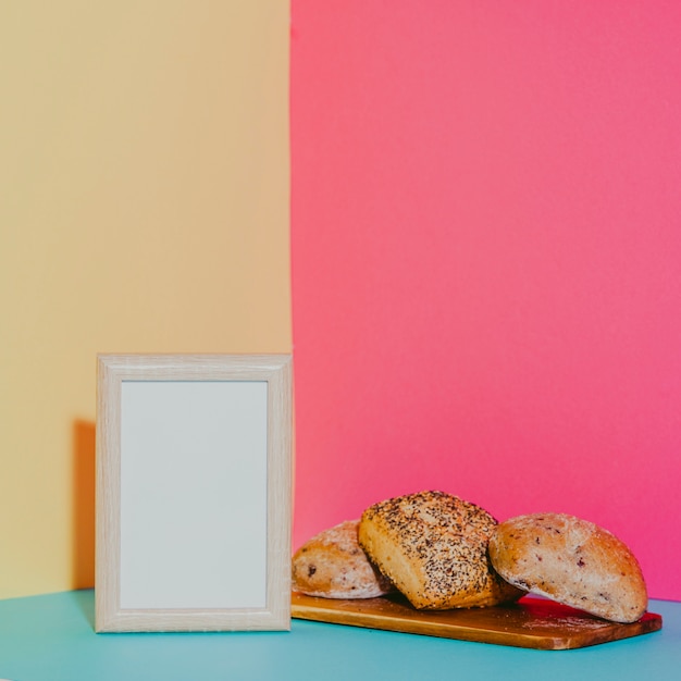 Kostenloses Foto brötchen in der nähe von rahmen