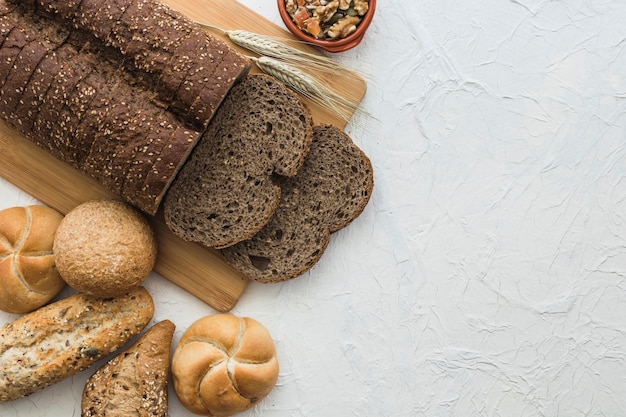 Brötchen liegen in der Nähe von Brot