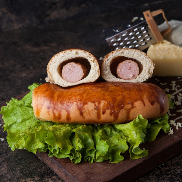 Kostenloses Foto brötchen mit salat und hot dog und käse in holzbrett