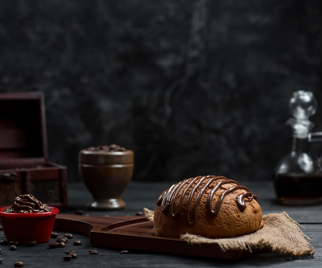 Brötchen mit schokoladensauce und schokoladenmousse