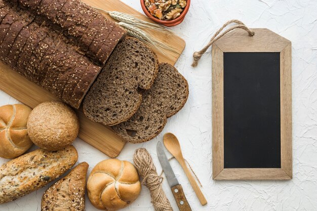 Kostenloses Foto brötchen und brot nahe tafel