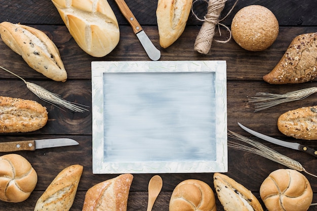 Brötchen und Messer um Rahmen