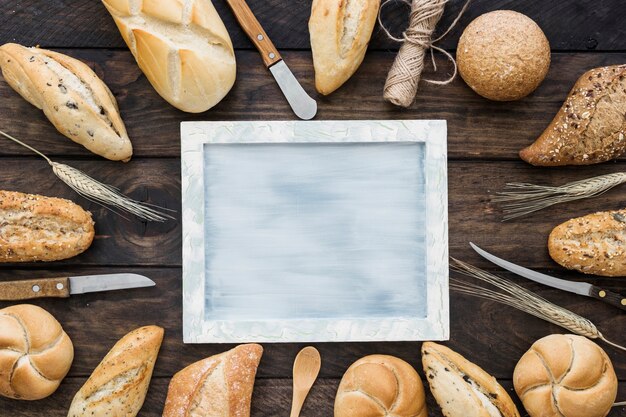 Brötchen und Messer um Rahmen