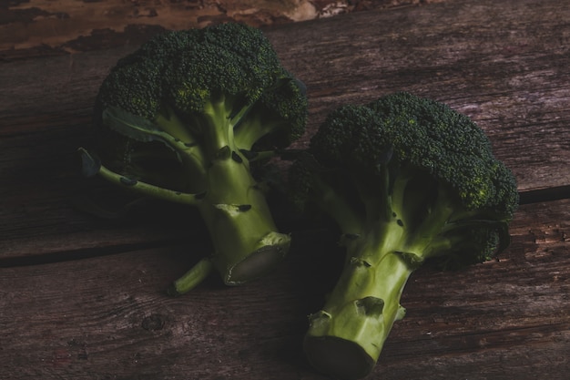 Kostenloses Foto brokkoli auf dem tisch