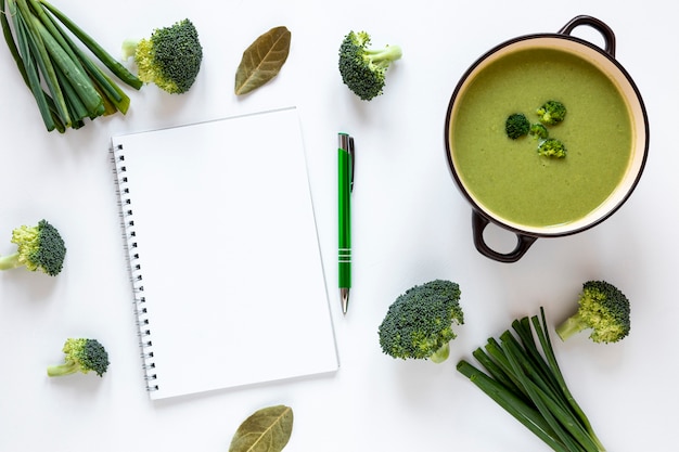 Kostenloses Foto brokkoli-gemüsesuppe mit leerem notizblock