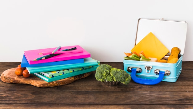 Kostenloses Foto brokkoli in der nähe von schreibwaren und lunchbox
