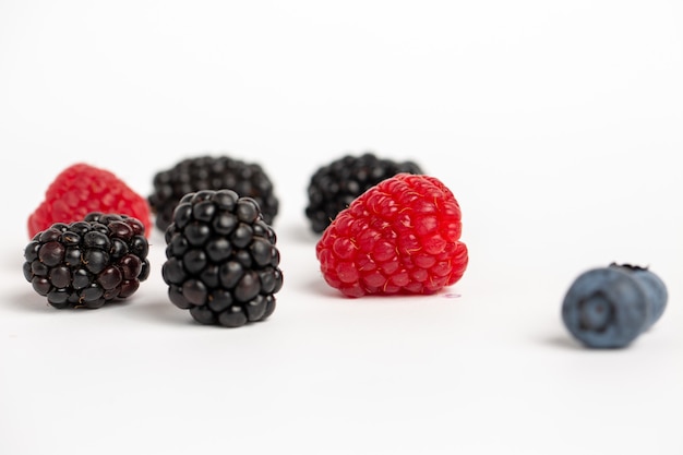 Brombeeren, Himbeeren und Blaubeeren isoliert