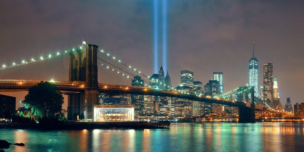 Brooklyn Bridge in der Innenstadt von New York City und Tribut am 11. September in der Nacht