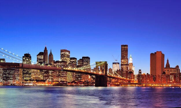 Brooklyn Bridge mit der Innenstadt von New York City Manhattan