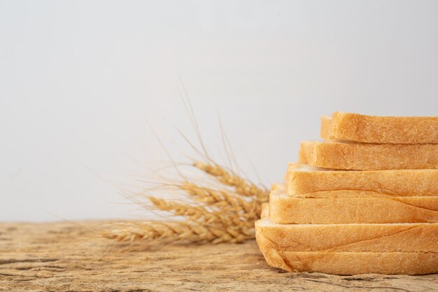 Brot auf einem Holztisch auf einem alten Bretterboden.