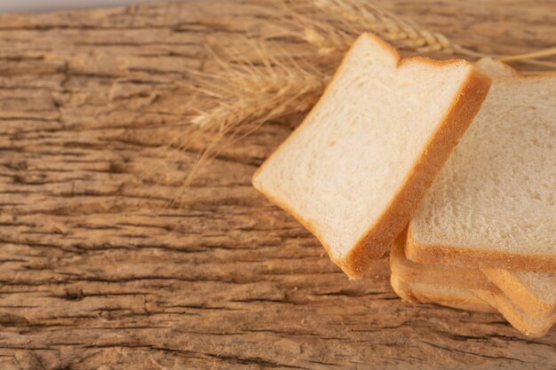 Brot auf einem Holztisch auf einem alten Bretterboden.