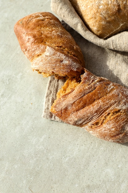 Brot auf einem Tuch