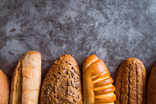 Brot auf Schieferhintergrund mit Kopienraum