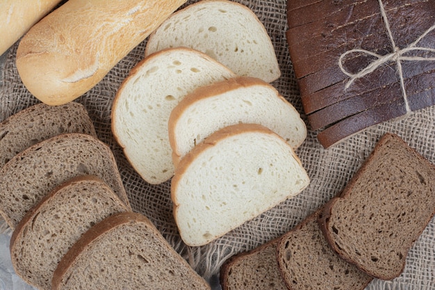 Brot frische Lebensmittel Sorte auf Sackleinen