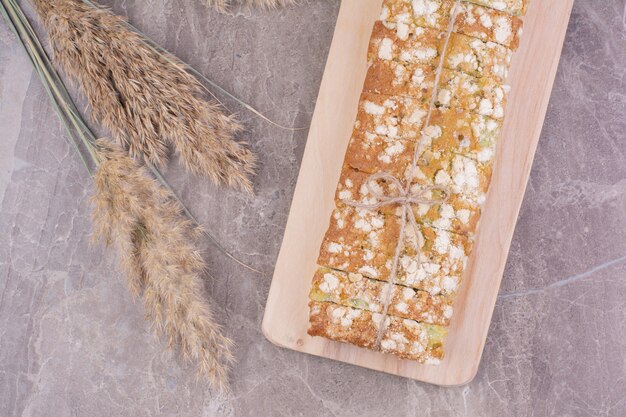 Brot in Allzweckmehl auf einer Holzplatte