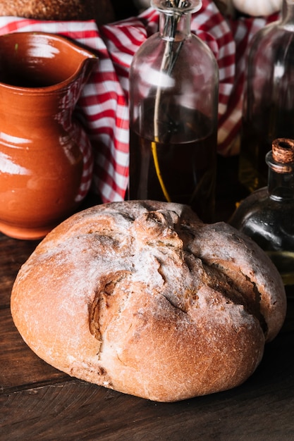 Brot in der Nähe von Ölen und Krug