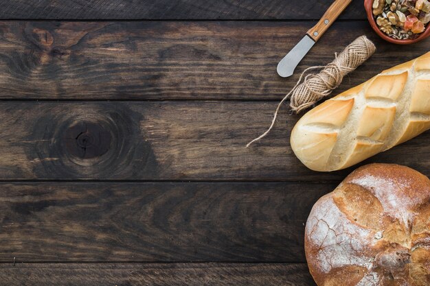 Brot in der Nähe von Werkzeugen und Nachtisch