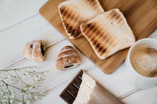 Brot, Kaffee, Croissants und Schokolade