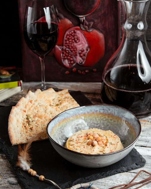 Brot mit Bohnen in der Platte