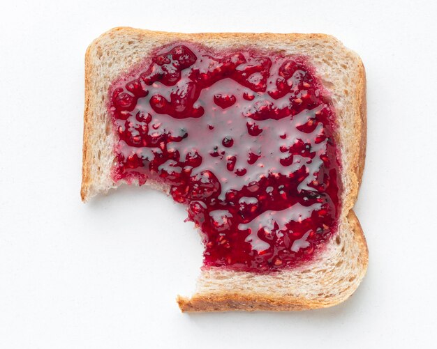 Brot mit Marmelade auf weißem Hintergrund