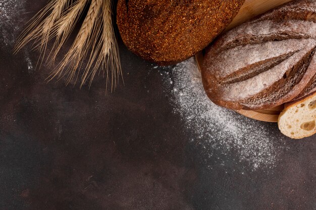 Brot mit Mehl auf strukturiertem Hintergrund