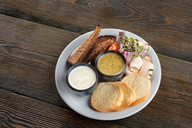 Brot mit Schweinefettsprossen und Saucen