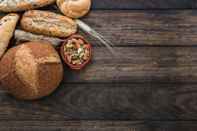 Brot nahe Seil und Nüssen